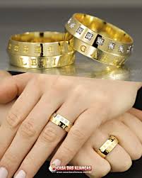 Luxuosa E Super Sofisticada Essa Linda Alianca Em Ouro 18k Anatomica Traz Como Destaque Centro Vivo Gravaca Aliancas De Ouro Aliancas De Prata Anel Masculino