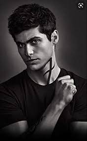 Matthew daddario as Rhys- Margot Robbie as Mor : r/ACOTARHulu