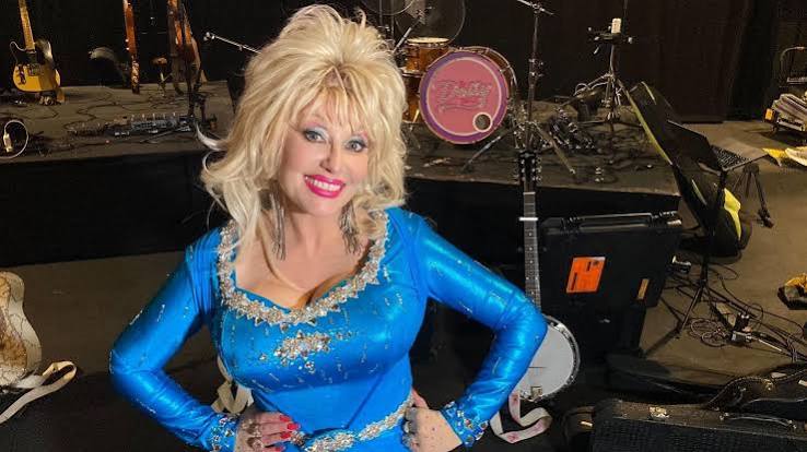 Hertfordshire Dolly Parton tribute act 'keeps legacy alive' - BBC News