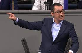 Özdemir gick i skolan på hemorten och började sedan en utbildning till förskollärare (erzieher) i reutlingen. Cem Ozdemir Compares Germany S Far Right Afd Party To The Nazis In Hard Hitting Speech European Greens