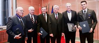 März 2018 ist er der dienstälteste amtierende ministerpräsident deutschlands. Bouffier Heute Zeichnen Wir Echte Vorbilder Aus Unserer Gesellschaft Aus