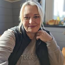 🔥 What's your favorite way to cool down during a hot flash? Share with us  so we can help each other out!