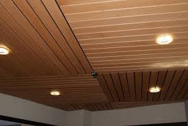 Soffitti in legno controsoffitti in legno che permettono di realizzare nuove soluzioni di eleganza, controsoffitti in legno di spessore che dimostrano la maestria delle lavorazioni artigiane, controsoffitti in legno dove i legni di qualità selezionata vengono verniciati a campione di colore per far uscire la loro bellezza costruiamo unicamente su. Perline Il Controsoffitto Pareti Solai Controsoffitto Con Perline