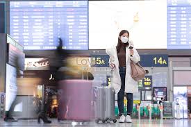 Maybe you would like to learn more about one of these? Wanita Di Stasiun Kereta Api Yang Berdiri Di Bawah Jadwal Pemeriksaan Tiket Kereta Gambar Unduh Gratis Foto 501701586 Format Gambar Jpg Lovepik Com