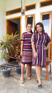 Cukup dengan memilih tema foto prewedding memakai adat, kamu dan pasangan sudah ikut andil dalam melestarikan tradisi leluhur juga. Dress Tenun Ikat From Adonara Island Ntt Model Baju Wanita Wanita Tenun Ikat