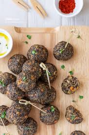 Le polpette di quinoa e zucchine sono anche una ricetta molto pratica, perché puoi prepararle in anticipo e gustarle sia tiepide che fredde. Polpette Di Quinoa E Patate L Ennesimo Blog Di Cucina