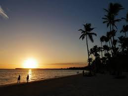 En la actualidad la playa dorada es una de las playas más populares e importantes de república dominicana, en ella puedes tener la sensación de disfrutar de aguas cristalinas y está cuenta con el reconocimiento de bandera azul. Las Mejores Playas De Republica Dominicana La Cosmopolilla