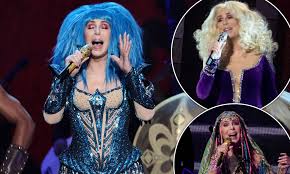 Haz clic aquí para escuchar a shakira en spotify: Cher 73 Wows The Crowd In Three Different Bold Wigs During Her Berlin Show Daily Mail Online