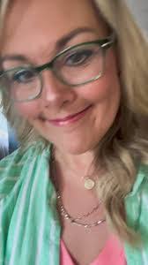 Mary Veach's Instagram, Twitter & Facebook