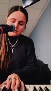 𝙂𝙡𝙤𝙧𝙞𝙤𝙪𝙨 𝘿𝙖𝙮" live at Red's Room last weekend✨ This was the very  first Christmas song I ever released! What makes the studio version so  special to me is that my then 13-year-old