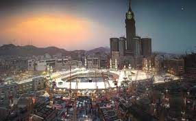 La mecque est reliée à djeddah par une autoroute qui se continue vers médine, où se trouve le tombeau du prophète et qui est souvent la première destination des pèlerins arrivés par bateau ou. La Mecque Le Village Devenu Ville Monde