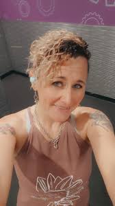 Who can dye dark brown hair blonde without damaging curls in Lakeland?