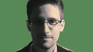 L'ex spia Edward Snowden parla dieci anni dopo: "La sorveglianza di oggi fa  più paura"