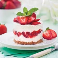Gateau Etage A La Creme Glacee Et Aux Fraises Recette Recette Gateau Glace Et Dessert Fraise