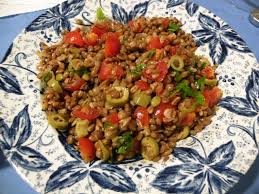 In una ciotola mettere le lenticchie, la carota grattugiata, la zucchina tagliata a julienne (solo la buccia), 1/2 cipolla e il sedano (comprese le foglie) tritati finissimi, i pomodori a cubetti piccoli, la rucola e il basilico spezzettati. Insalata Di Lenticchie E Farro Female World Il Blog Delle Donne