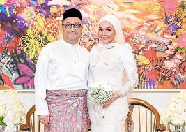 Haji sir ahmad (lahir 14 januari 1956) adalah bekas timbalan menteri perumahan dan kerajaan tempatan. Noryn Aziz Gets Hitched To Businessman The Star