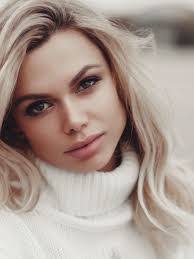 Lauren Hedley's Instagram, Twitter & Facebook