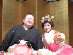 まとめ 照ノ富士関の彼女や結婚の情報、家族と経歴についてまとめました。 1月18日には以前から傷めている左膝の内視鏡手術を決行。 11 前頭成績：69勝57敗9休（9場所）• 全勝すれば照ノ富士も九州場所では幕下5枚目以上 が予想. å®å¯Œå£«é–¢çµå©šæŠ«éœ²å®´ ä¼Šå‹¢ãƒ¶æ¿±éƒ¨å±‹
