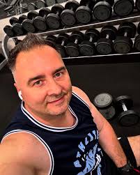 Acest om zâmbește în fața unor greutăți mari și nimeni nu apreciază asta!  S-a obișnuit de zeci de ani, cu astfel de greutăți și are demnitate și  curaj, când dă piept cu