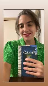 La escritora @something__aboutus lee un poema de su libro "Incendiario",  publicado por @halleyediciones #entrevidastv #libros #poesia #poemas #books  #bookstagram #escritora #leer #booksofinstagram📚 #poetry #poetrycommunity