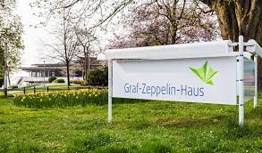 Im umkreis von 1,7km liegen die altstadt und der fährhafen, die messe und der flughafen sind 4,7km entfernt. Graf Zeppelin Haus Friedrichshafen Bodensee Business Forum