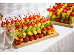 Ananas Mangue Et Figues Sechees Kiwi Mandarine Et Dattes Raisin Fraise Abricot Moelleux Brochette Fruits Brochettes De Fraises Presentation Fruits