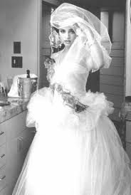 Quali abiti da sposa indossavano le spose all'altare nell'anno in cui siete nate? Scopri L Abito Da Sposa Che Andava Di Moda Nell Anno In Cui Sei Nata