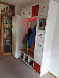 so ist unsere garderobe geworden 3x kallax plus rote turen und weisse boxen 1x pax bucheplatte aus dem baumarkt osb platte mit garderobe rote turen kallax
