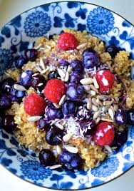 Warm Berry Quinoa Breakfast Bowl Fruhstucksschale Eliminationsdiat Rezepte Lebensmittel Essen