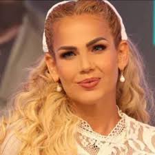 Romina, Kiko y Emilio apoyando a su mamá #Niurka desde las afueras de  #lcdlfallstars 🔊