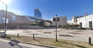 Hollie cameron's disturbing cellphone video shows dozens of birds lying on the ground outside the building, and captures other birds crashing into the large wsoc reporter gina esposito spoke with the carolina waterfowl rescue, who said their rehab team responded to the nascar hall of fame. Video Shows Hundreds Of Birds Crashing Into The Nascar Hall Of Fame Building