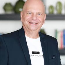 Iris Noya's Instagram, Twitter & Facebook