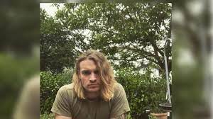 Neben dem pferdehof seiner familie ist musik seine große leidenschaft. Ygi9uxun56kknm