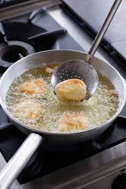 Se il merluzzo nordico viene conservato tramite essiccazione, senza l'uso del sale, viene commerciato col nome di stoccafisso, che anche se simile d'aspetto, va ben distinto dal baccalà. Baccala Fritto Sale Pepe