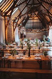 Decomariage, spécialiste de la décoration mariage et de la vente de dragées sur internet vous propose un très grand choix de dragées et d'accessoires de mariage. Lieu Cool Pour Un Mariage Cool Grange Ferme Photographe Mariage Rock Folk Hipster Briques Industriel Mariage Cool Mariage Grange Lieu Mariage