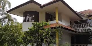 Meskipun berukuran cukup minimalis, anda tetap dapat memiliki garasi depan serta halaman belakang. Rumah Mewah Luas Banget Di Bandung 20 Tahun Terbengkalai Pemiliknya Hilang Misterius Merdeka Com