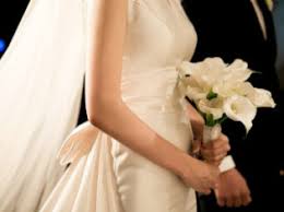 Per il 2021, le tendenze bridal si ispirano a uno stile romantico e ad un'atmosfera bucolica, e sono caratterizzate da linee semplici e da volumi particolarmente leggeri, con la presenza di decori floreali come elogio alla natura. Le Ultimissime Tendenze 2021 Per Gli Abiti Da Sposa Lemienozze It