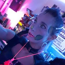 BlondingTip Keep your colour in for the recommended time to avoid yellow  tinge. Many people panic when they notice their hair becoming orange during  dyeing. Keep a cool head and the bleach