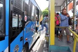 Kaki ini terus melangkah cepat untuk segera sampai di halte uny bus transjogja. Puluhan Karyawan Perusahaan Operator Bus Trans Jogja Dirumahkan Harianjogja Com