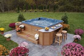 Spa Exterieur Jacuzzi A Poser Ou A Enterrer Tout Savoir Pour Amenager Un Bain Tourbillon Dans Son Jardin Hot Tub Garden Hot Tub Backyard Hot Tub Gazebo