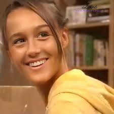 Sharni as Cassie in episode 3998 of Home and Away. She looks absolutely  beautiful in yellow and that smile. #haa #homeandaway #sharnivinson  #cassieturner #summerbay