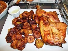 Poulet Braise Accompagne D Alloco Et Sauce Verte Poulet Braise Recettes De Cuisine Poulet