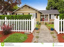 Nos coups de coeur sur les routes de france. Maison Americaine Exterieure Avec La Barriere En Bois Blanche Photo Stock Image Du Maison Garniture 45070862