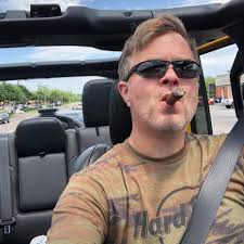 Do people with 5-string tenor ukuleles use high and low G, and do they use  wound strings?