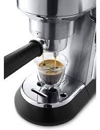 Dedica unisce la tradizione delle macchine espresso con pompa, al design ed allo stile ottimo delle cucine di oggi, grazie alle dimensioni compatte in soli 15 cm. Delonghi Dedica Coffee Maker