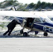 Friedrich merz, einer der bestvernetzten wirtschaftsanwälte deutschlands, will aus der industrie zurück in die politik wechseln. Helgoland Flugzeug Rutscht Uber Landebahn Hinaus Welt