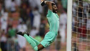 بزغ نجمه في موسم 2014/2015 بنادي الشباب السعودي بعد إصابة الحارس وليد عبد الله أمام نفط طهران في البطولة الآسيوية. Ø§Ù„Ø¹ÙˆÙŠØ³ ÙŠÙ†Ù‡ÙŠ Ø§Ù„Ø¬Ø¯Ù„ ÙˆÙŠØ´Ø§Ø±Ùƒ ÙÙŠ Ù…Ø±Ø§Ù† Ø£Ù‡Ù„ÙŠ Ø¬Ø¯Ø©