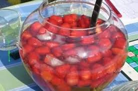 Klassische Bowle Mit Erdbeeren Rezept Rezept Erdbeerbowle Rezepte Erdbeerbowle Bowle Rezepte Mit Alkohol