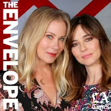 Congrats to @thelizfeldman @1capplegate & our casting dept! Christina Applegate And Linda Cardellini The Envelope Lyssna Har Poddtoppen Se