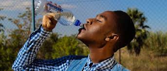 Minum air putih bisa bermanfaat untuk menurunkan berat badan dengan lebih cepat. Menurunkan Berat Badan Dengan Air Putih Guesehat